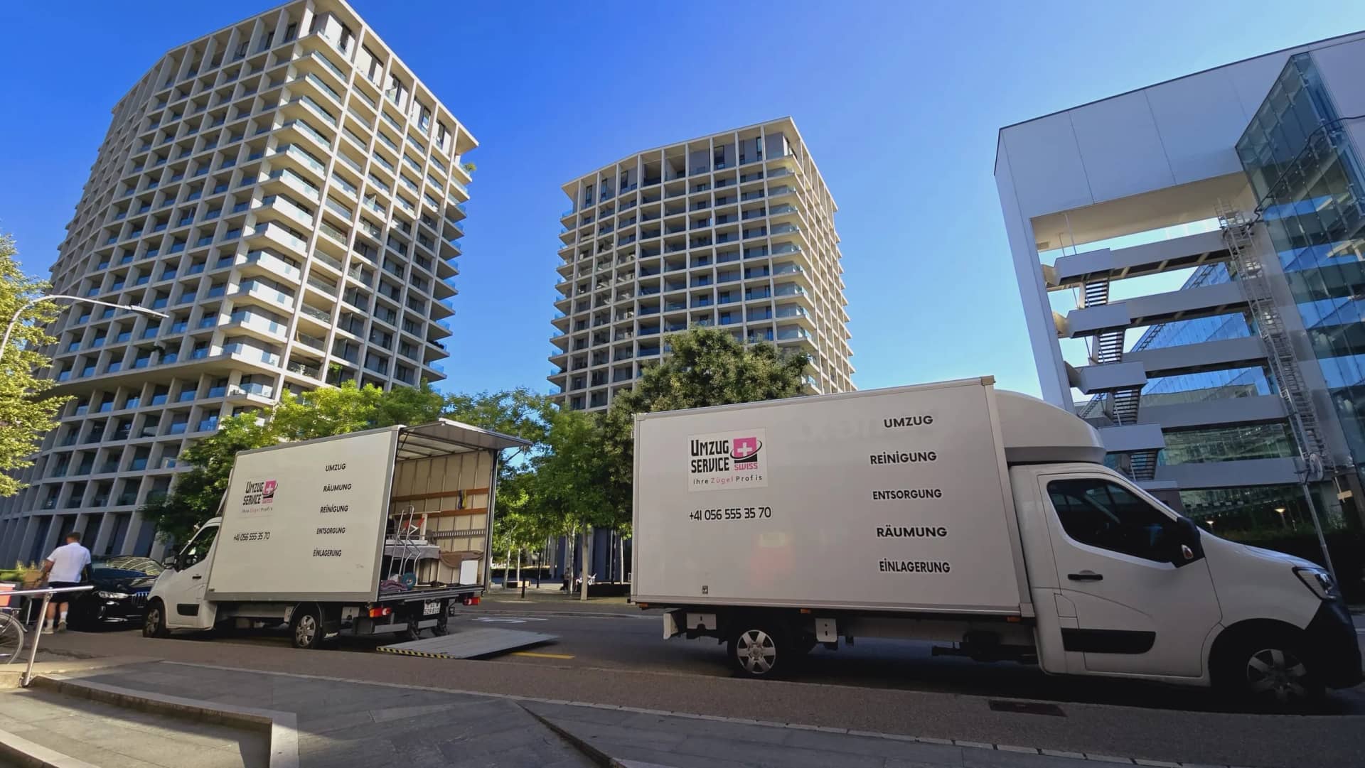 Professioneller Umzugsservice in Zürich & Aargau mit Team beim Möbeltransport